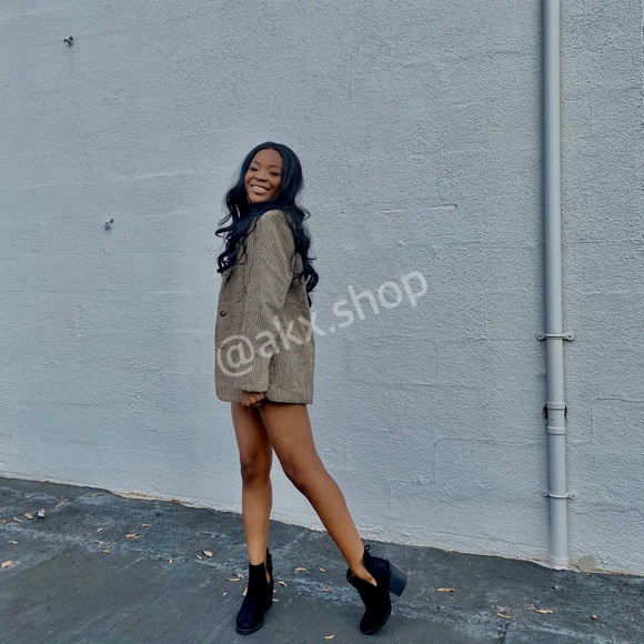 Meet your Posher, E! - Picture 2 of 5